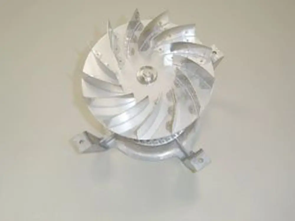 Gebläse mit Gebläserad, hergestellt von Remeha, zeigt eine Aluminiumstruktur mit mehreren radialen Schaufeln für Luftstrom. Die Montagebasis ist erkennbar.